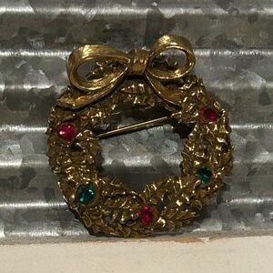 Vintage Jeanne Christmas Wreath Pin Brooch Gold Toned Rhinestones And Bow